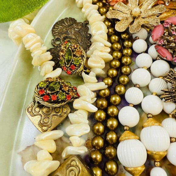 Huge collection of Vintage jewelry with Vanity/Dresser Tray - Picture 7 of 17